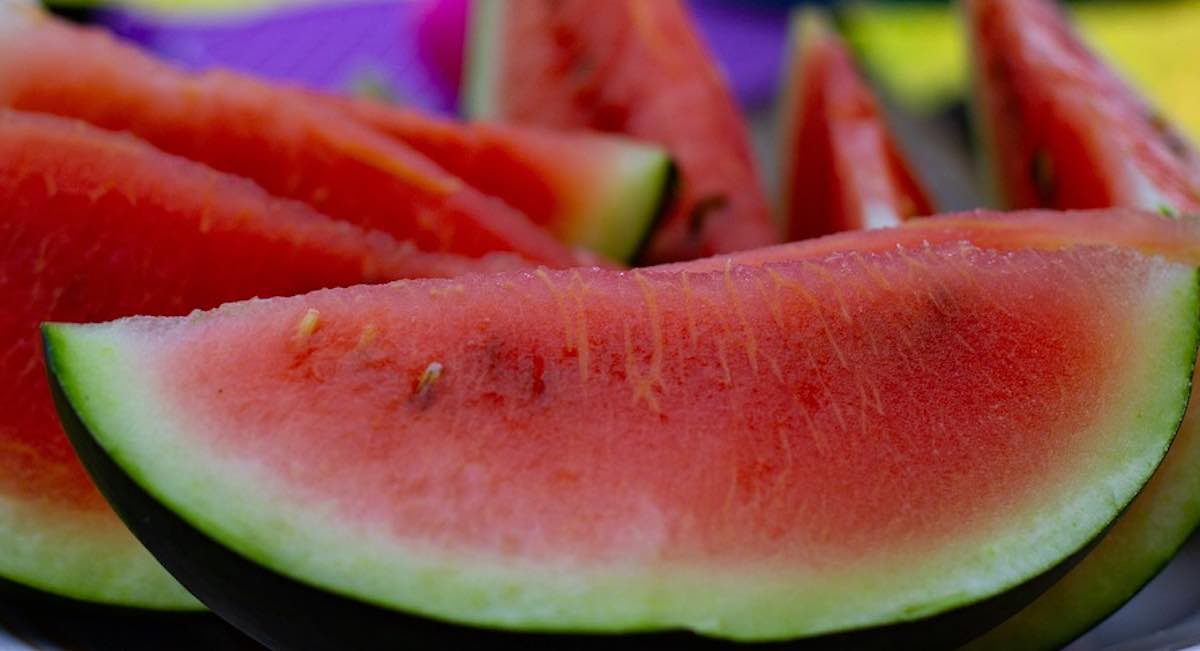 Lo estabas haciendo mal: este es el grave error que cometemos con la fruta en la playa