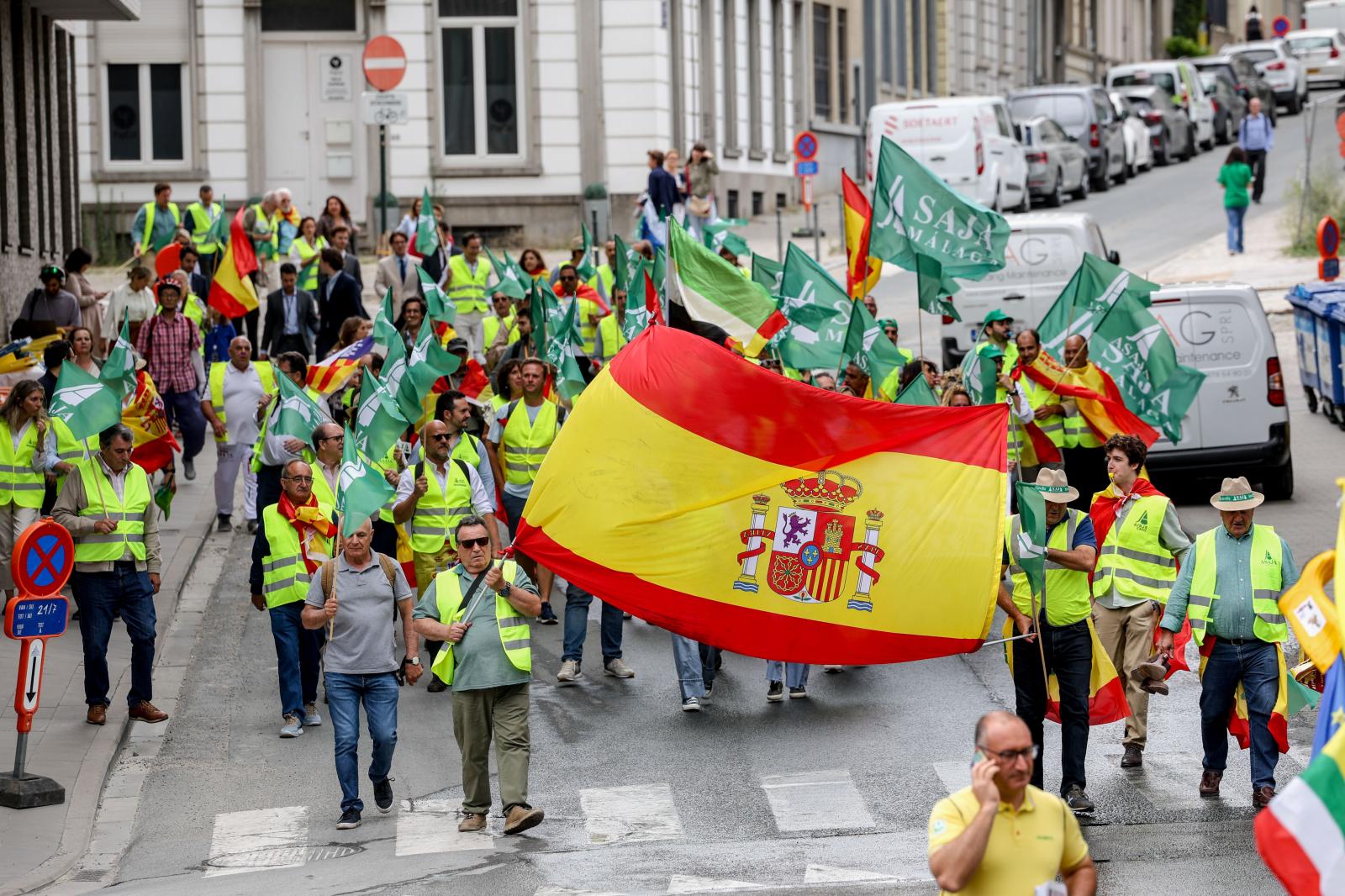 Marcha simbólica de agricultores europeos desde el Parlamento Europeo hasta la Comisión Europea