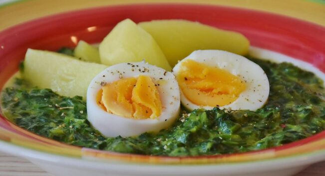 ¿Espinacas o acelgas? La nutricionista Rosa Fernández desvela cuál tiene más hierro y cómo absorberlo mejor