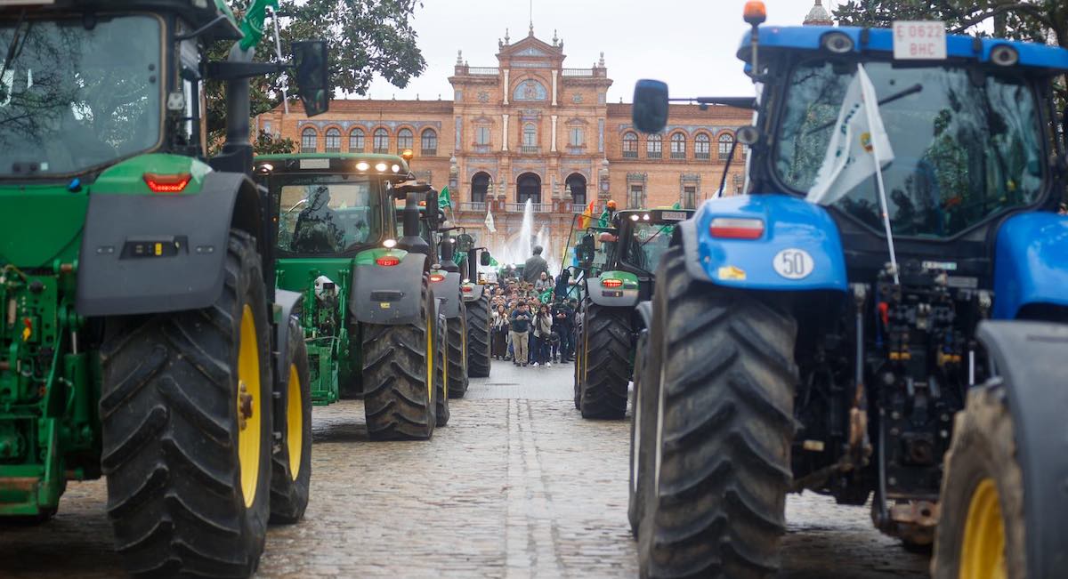 Miles de agricultores toman Sevilla ante el grito de ‘basta ya’: «Estamos completamente asfixiados»