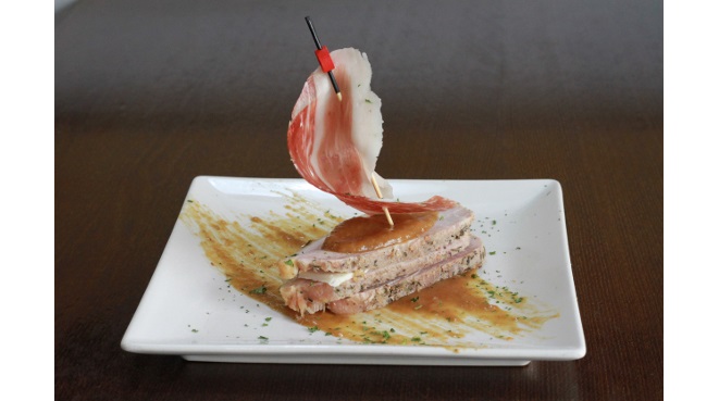 SEVILLA. 16/03/17. Restaurante La Cava. Avda de la Buhaira, 17. Oferplan. Milhojas de mechada foie, queso y jamón. FOTOS: ROCIO RUZ. ARCHSEV