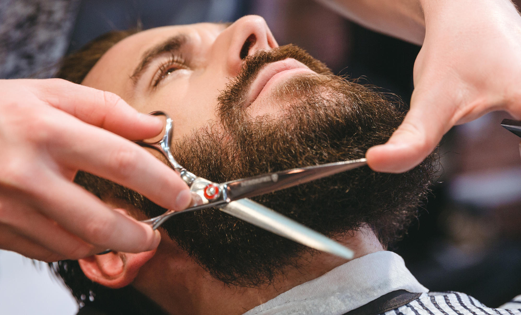 Tienda de belleza para hombres. afeitarse la barba en una barbería