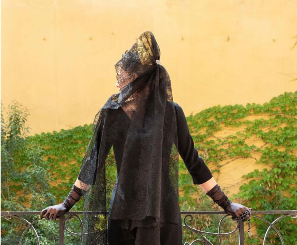 María de León se viste de mantilla el Jueves Santo 2019 en el Palacio de Lebrija. Foto: Tomás Muruaga