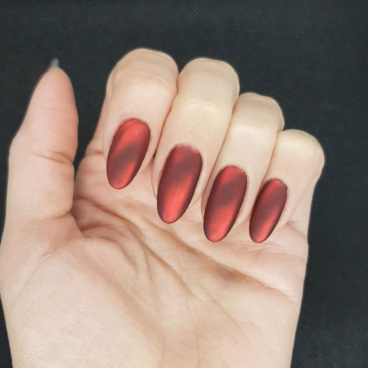 Manicura cromada mate, la última tendencia en uñas de las Kardashian