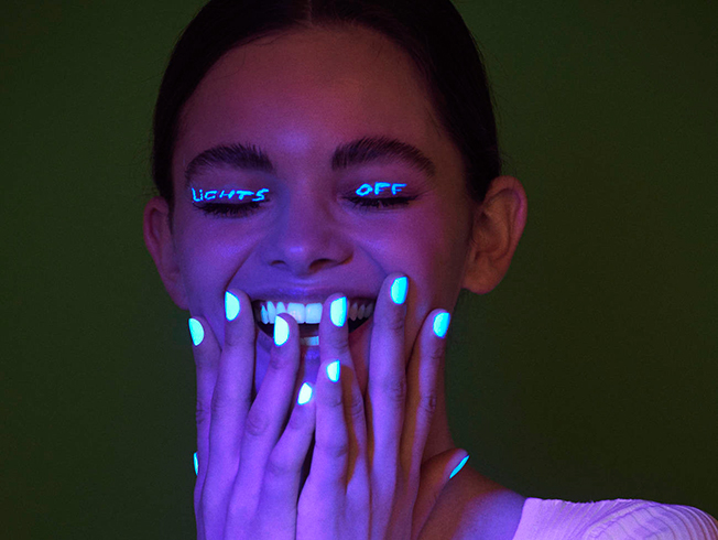 uñas brillan oscuridad