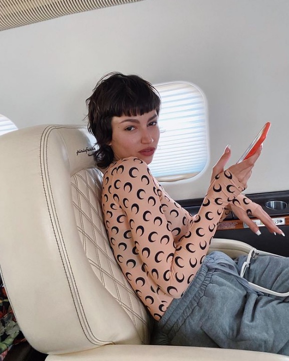 ursula corbero con corte de pelo mullet