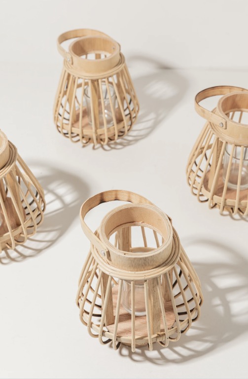 Farolillo de bambú para colocar velas, de la firma española Bruna (9,90 euros)