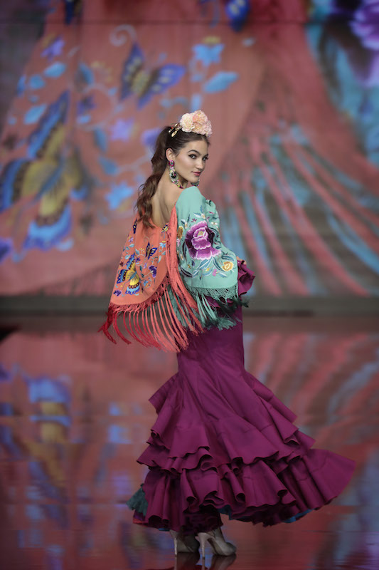 Flores en el pelo, el complemento estrella de la moda flamenca