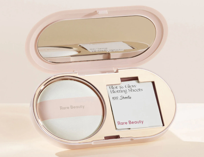 Pack con toallitas matificantes y borla de polvos de Rare Beauty