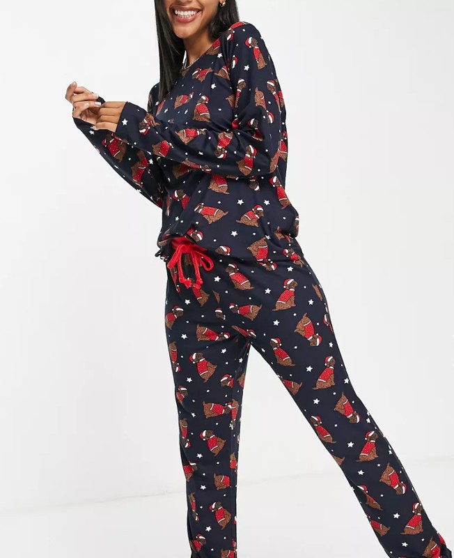 Pijamas de la tendencia irresistible y calentita que querrás llevar en pareja o en familia