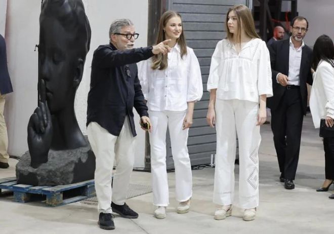 Las dos hermanas han vestido de blanco, con pantalón y camisa, y alpargatas. GTRES