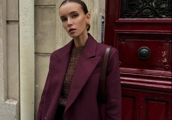 La influencer lleva un look con abrigo burgundy / @WUSTOVA