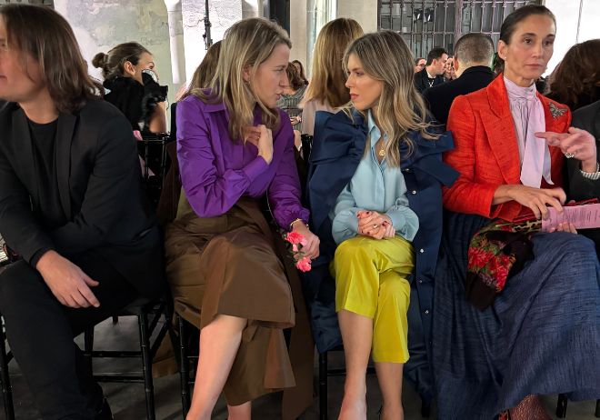 María de León y Manuela Villena en el desfile