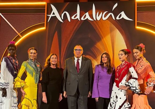 El consejero de Turismo y Andalucía Exterior, Arturo Bernal, junto a las diseñadoras de Miabril / IG de Lourdes Montes