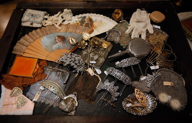 Bolsos de malla en plata, peinas y abanicos, piezas en diferentes materiales que conservan su belleza original