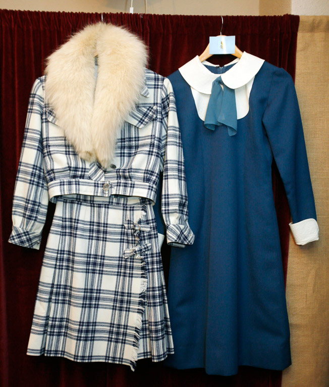 Conjunto de chaqueta y falda de paño en cuadros escoceses con cuello de zorro y vestido azul azafata con lazada en el cuello, de los años 60 y 70, respectivamente