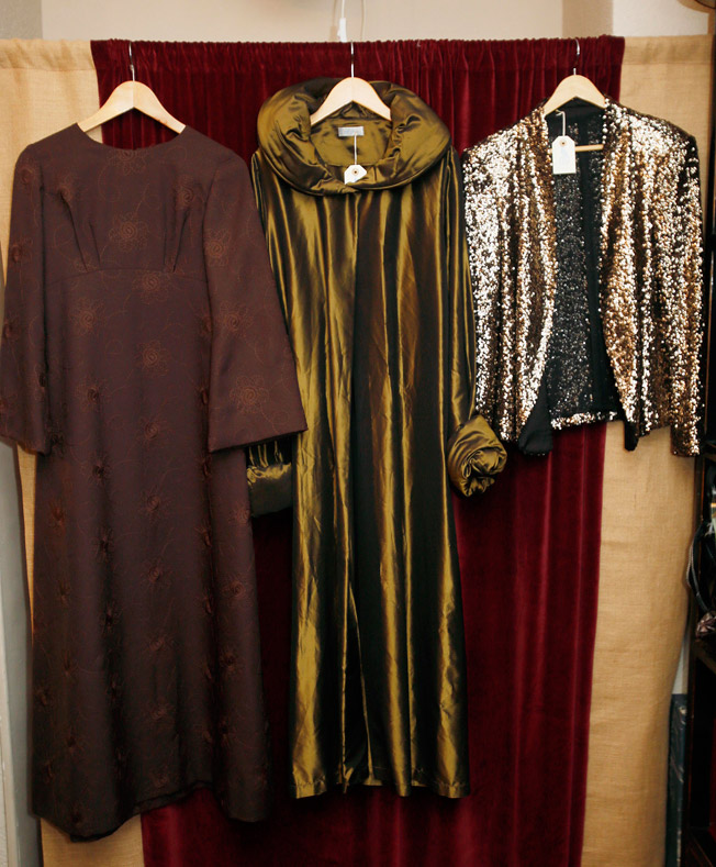  Vestido tipo túnica de crespón bordado, abrigo guardapolvo parisino en seda y chaqueta de paillettes de los años 70