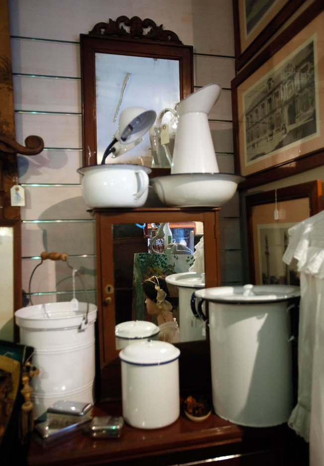 Juego de jarra, palanganas y papelera de porcelana