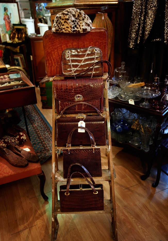 Bolsos de cocodrilo, serpiente y caimán, piezas en piel de los años 60 y 70