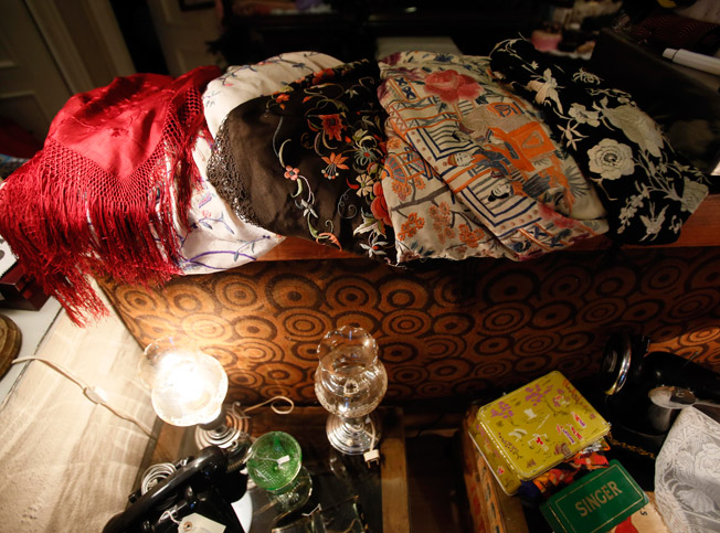 Mantones bordados que dibujan preciosos estampado que nos trasladan al origen y la belleza de sus técnicas artesanales