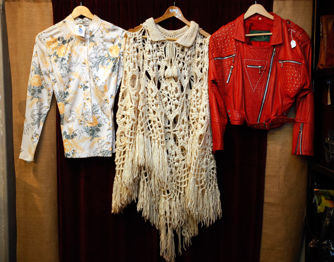 Blusa de flores de los 60, poncho hippie de los años 70 y cazadora ochentera de cuero con cremalleras