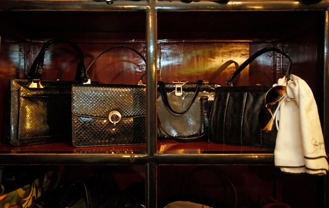 Bolsos negros en piel de cocodrilo y serpiente de los años 60 y gafas de sol vintage