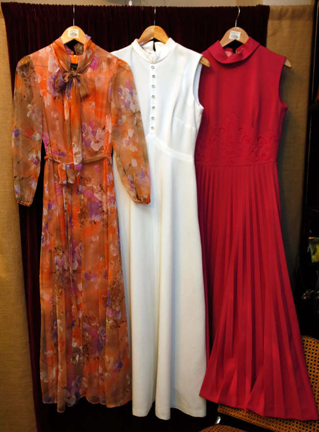 Vestidos de los años 60 y 70 de gasa y crepé, con estampado floral y en colores lisos