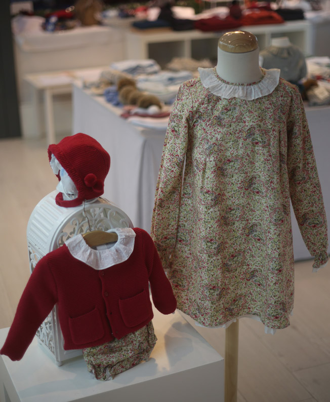 Vestido de estampado floral y conjunto de rebeca burdeos, cubrepañal y gorro con pompones