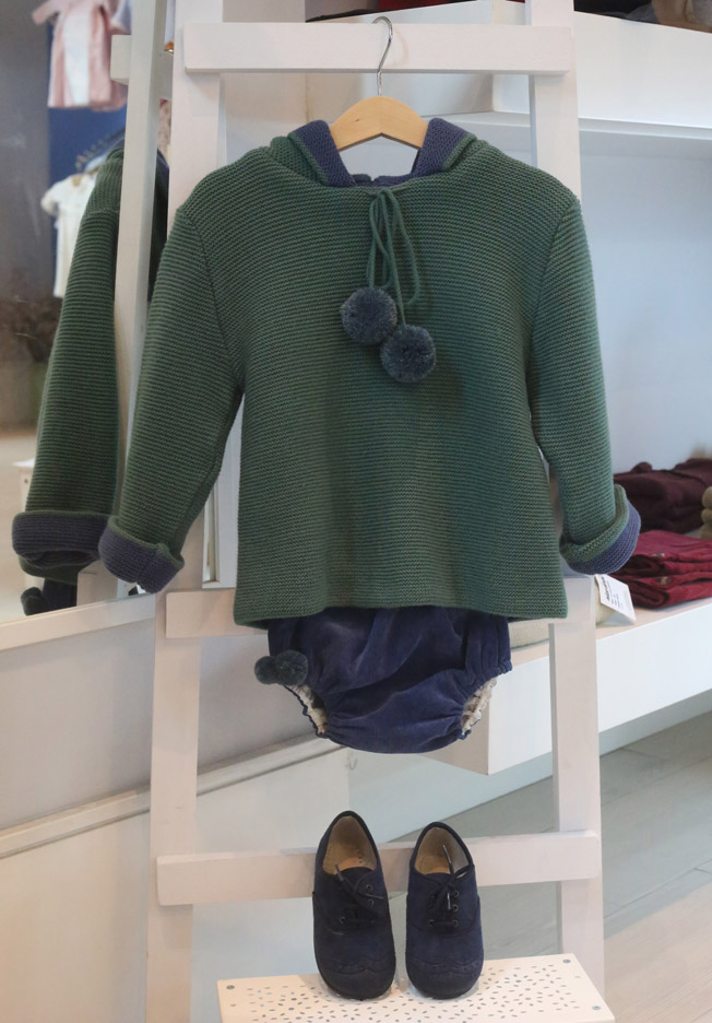 Jersey verde con capucha y pompones, con cubrepañal y zapatos a juego