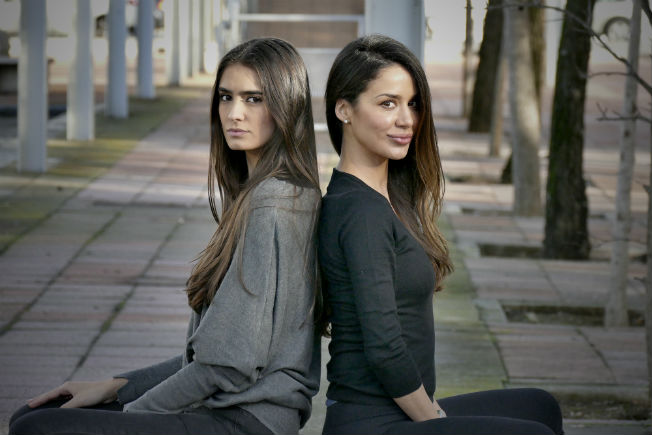 Rocío García y Mónica Rosón, modelos de Simof. J.M. Serrano
