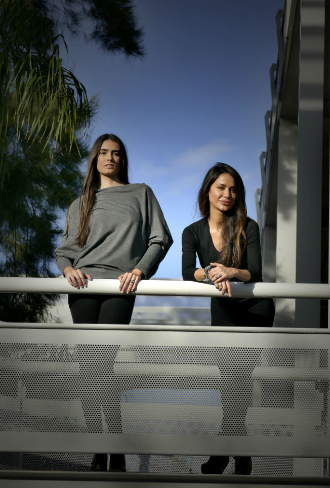 Rocío García y Mónica Rosón, modelos de Simof. J.M. Serrano