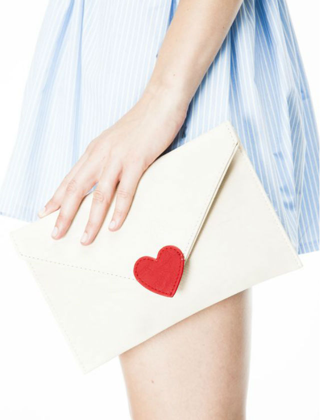 Bolso sobre corazón de Kling