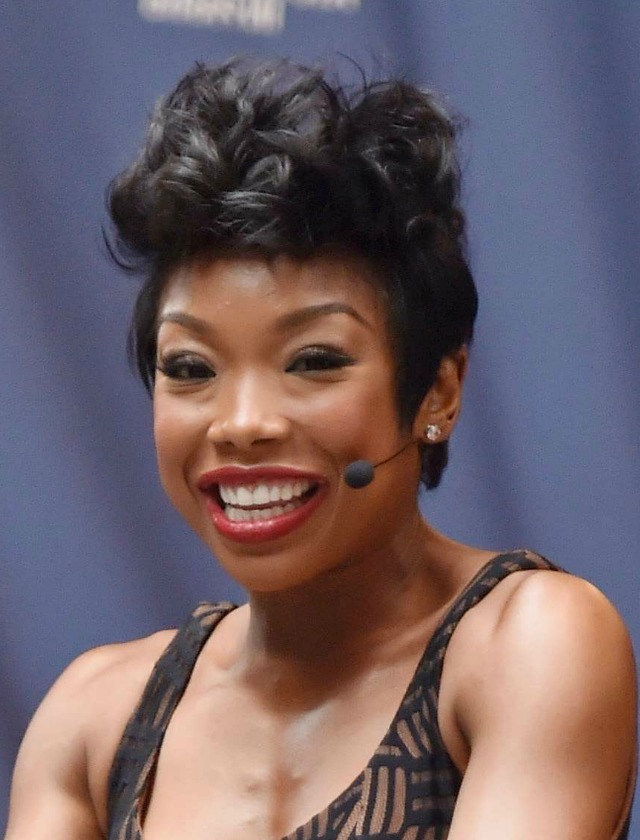 La cantante Brandy opta por llevar la parte superior más larga convirtiéndola en un tupé. AFP