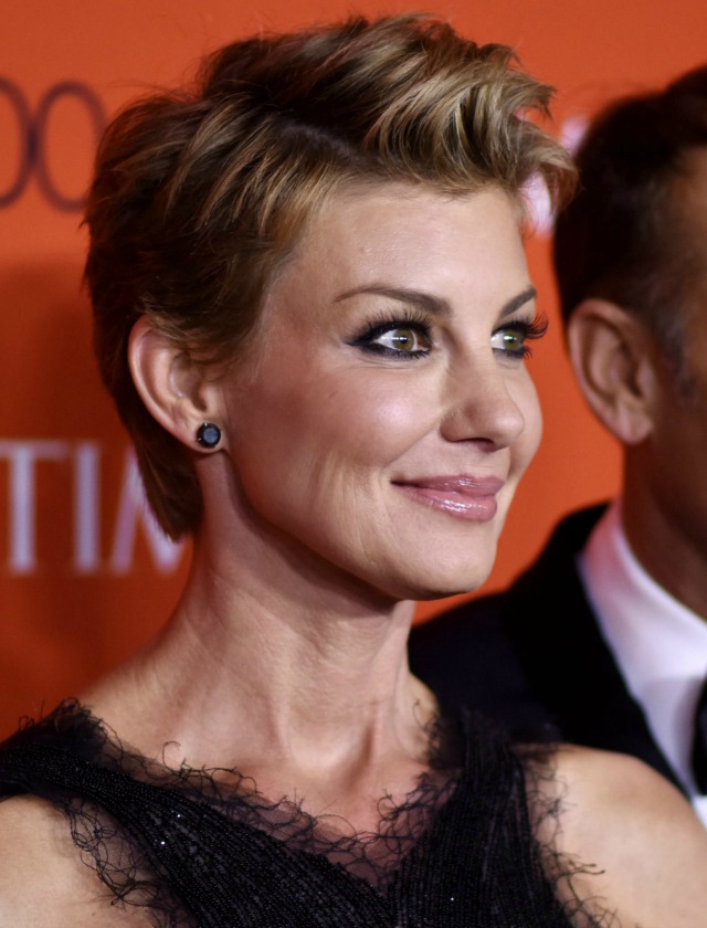 La cantante Faith Hill también se apunta al tupé pero de forma más suave. EFE