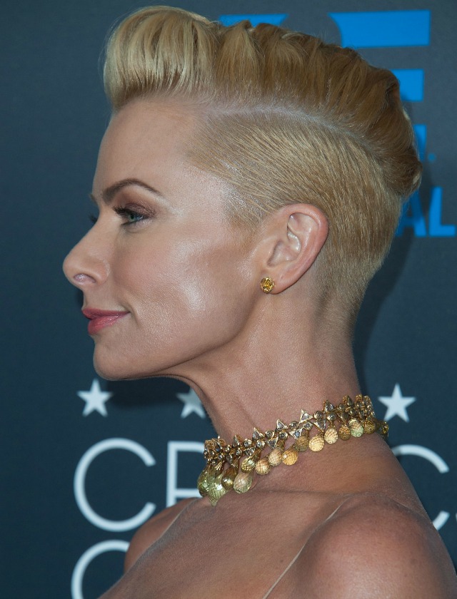 Una de las más arriesgadas es la actriz Jaime Pressly. Ha rapado casi todo su pelo excepto la parte superior. AFP