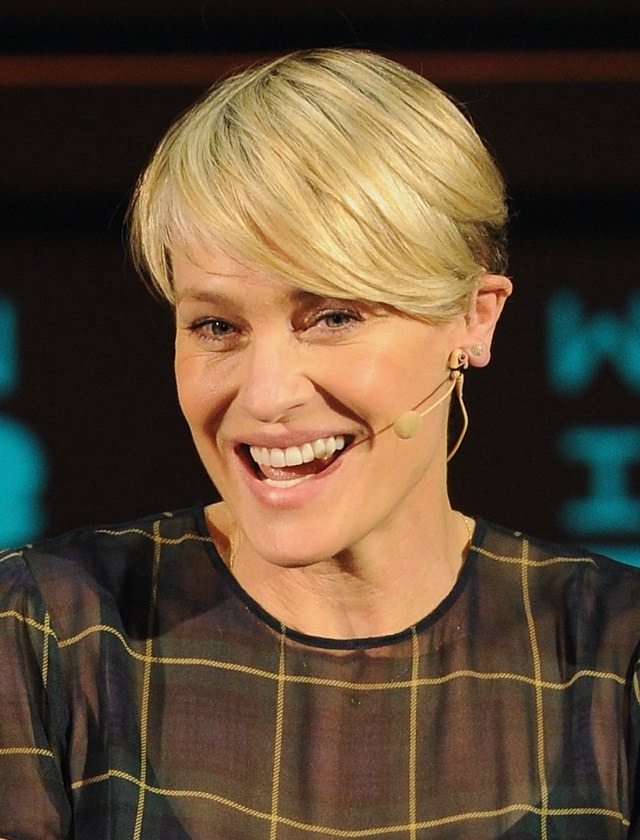 Por último, Robin Wright marca elegancia con su pixie con gran flequillo y corto por detrás. AFP