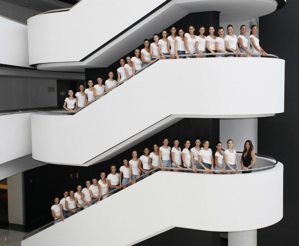 Las candidatas a Miss World Sevilla 2015 posan con Raquel Revuelta. Chema Soler