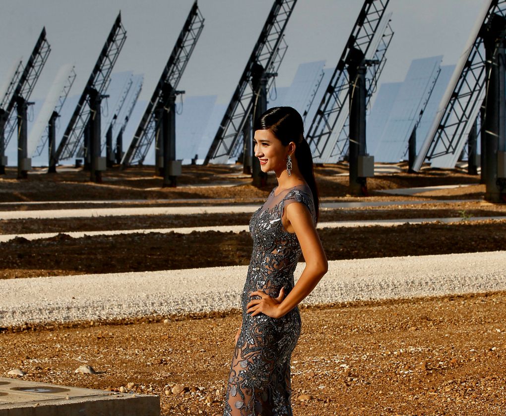 Desfile en la central termosolar Gemasolar en Sevilla. J.M.Serrano