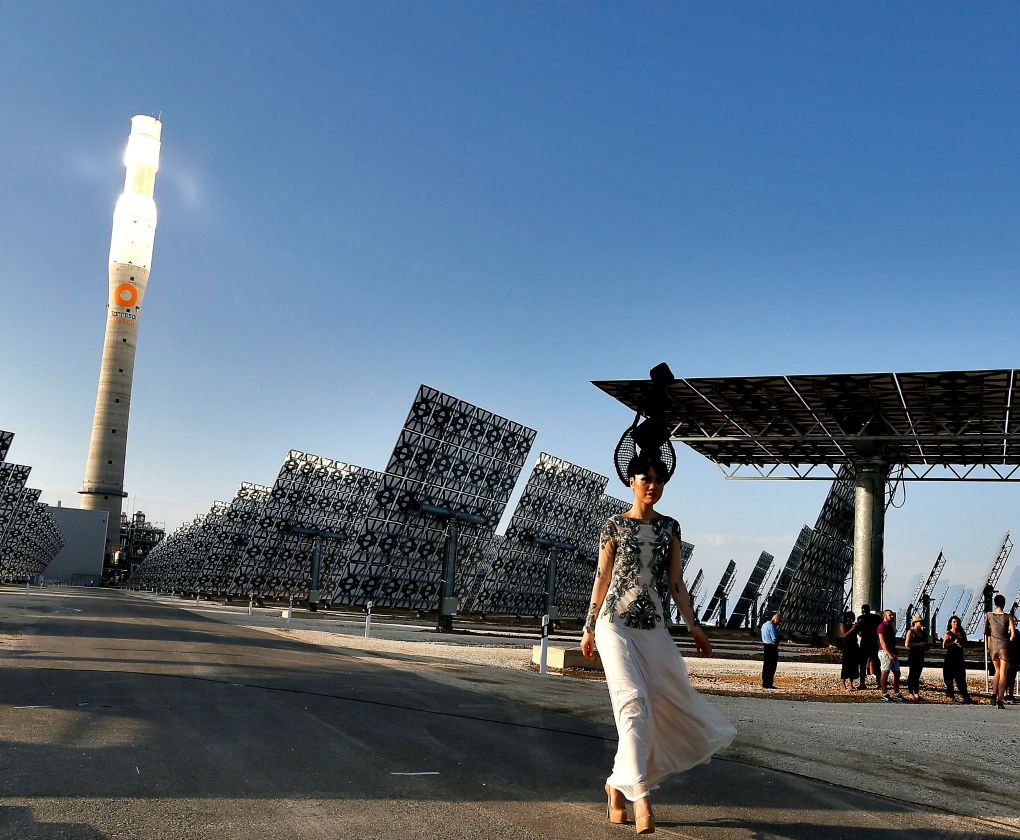 Desfile en la central termosolar Gemasolar en Sevilla. J.M.Serrano