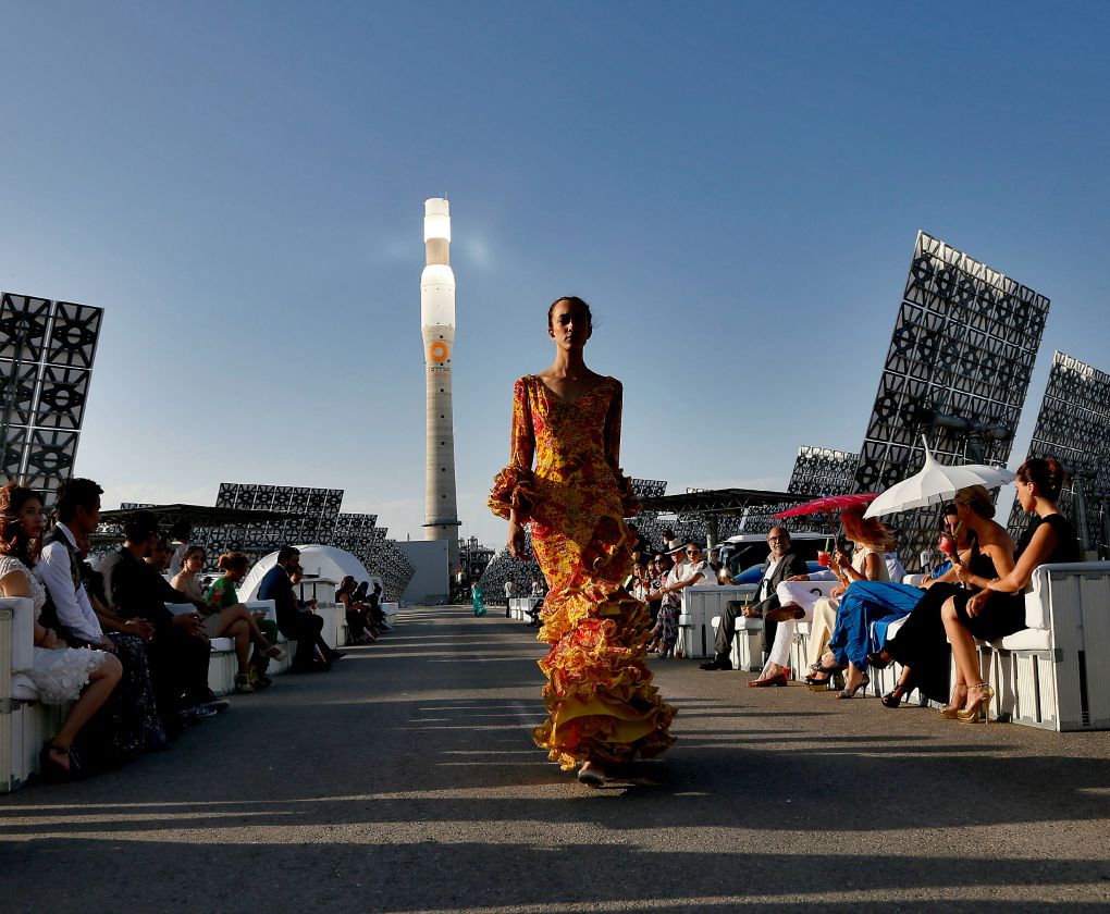Desfile en la central termosolar Gemasolar en Sevilla. J.M.Serrano
