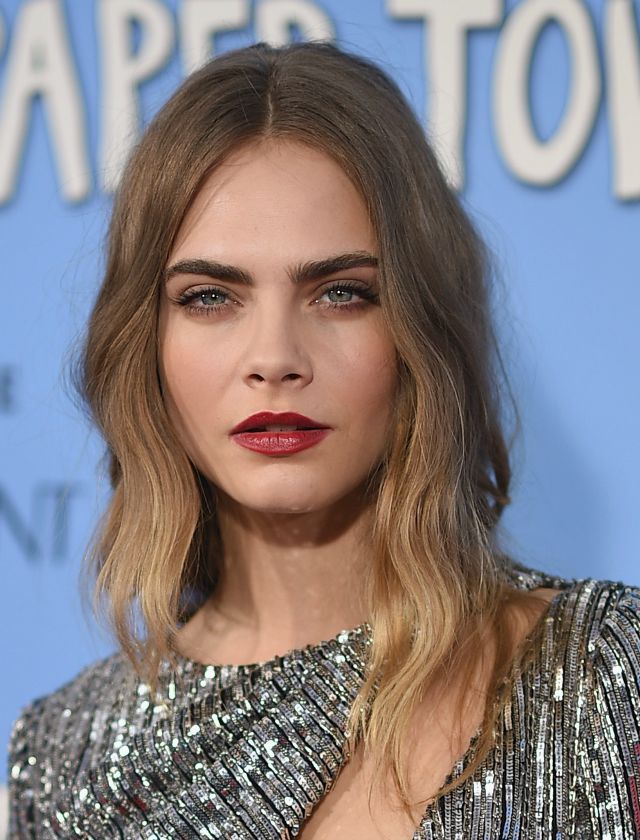 Cara Delevingne con peinado de ondas. AFP