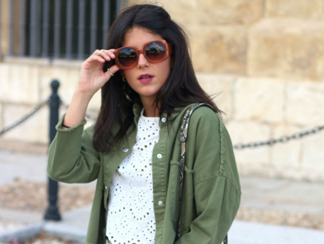 Un look compuesto por básicos de primavera-verano