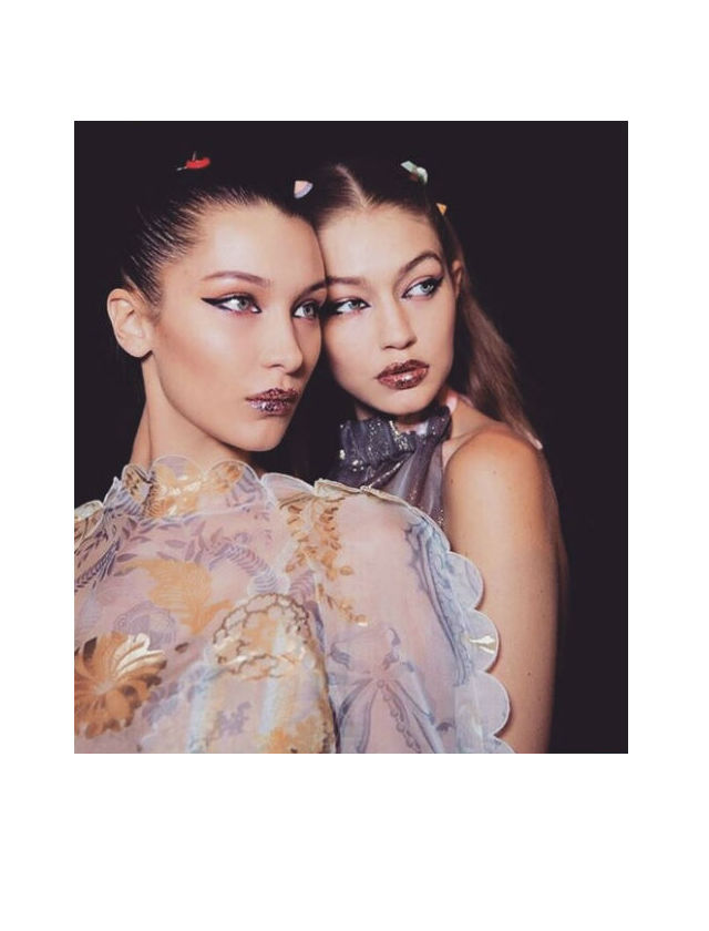 Gigi y Bella Hadid en el desfile de Fendi. Foto: Instagram
