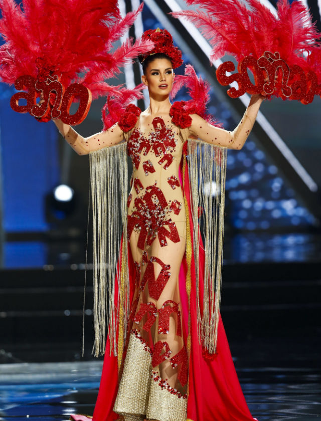 Vestido de la Ñ en el certamen de Miss Universo diseñado por Pablo Lanzarote. Foto: EFE