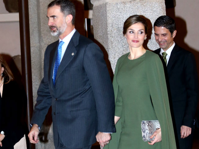 Tú también puedes llevar un vestido capa como el de la Reina Letizia