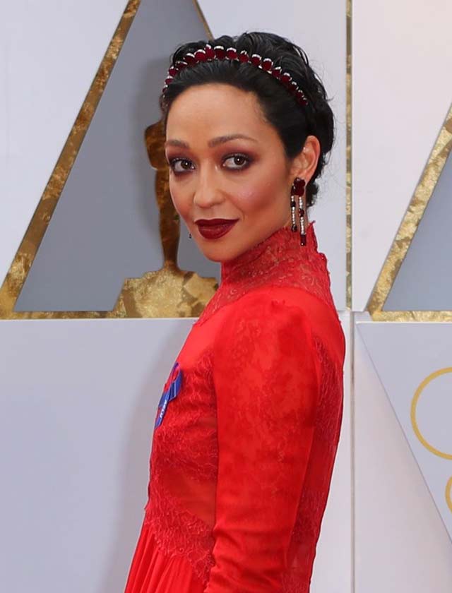 Ruth Negga, con un look total en rojo (REUTERS)