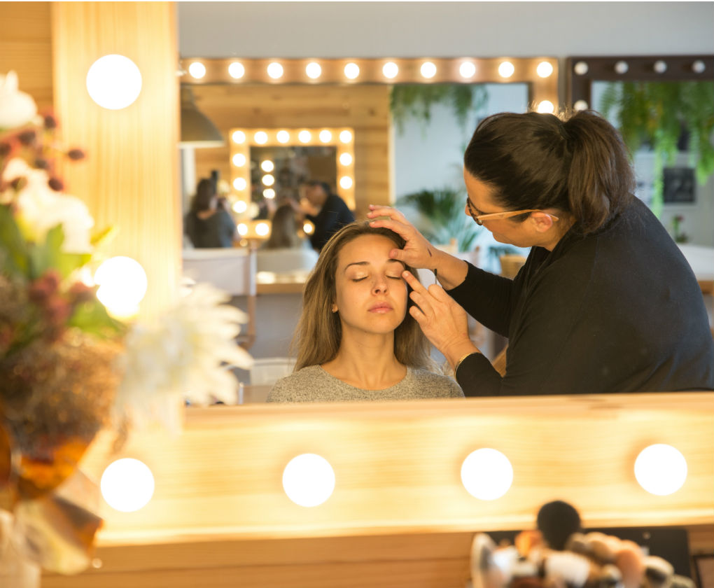 Paso a paso del maquillaje de día (natural clásico) para vestir de flamenca en la feria de Sevilla creado por Líbero (Quino Amador y Patricia Franco). Foto: Laura Álvarez