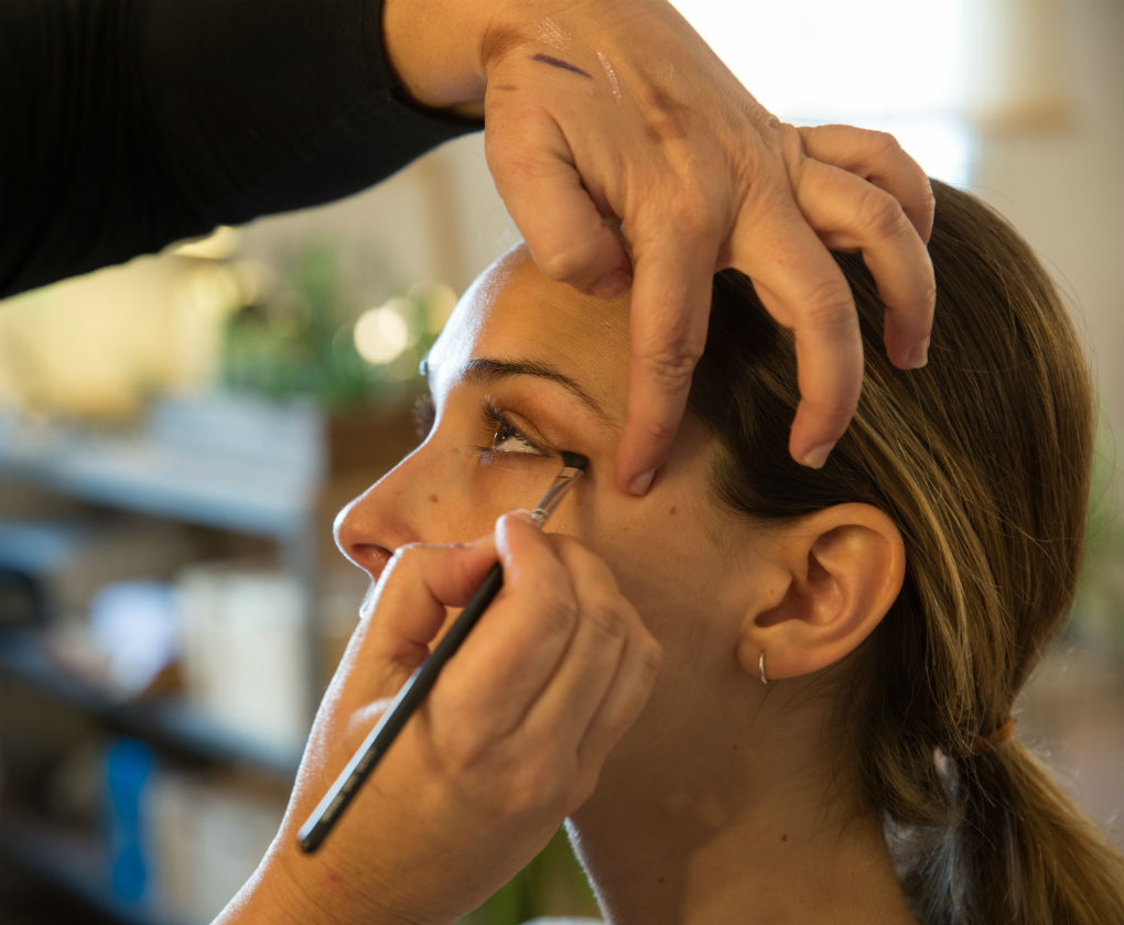 Paso a paso del maquillaje de día (natural clásico) para vestir de flamenca en la feria de Sevilla creado por Líbero (Quino Amador y Patricia Franco). Foto: Laura Álvarez