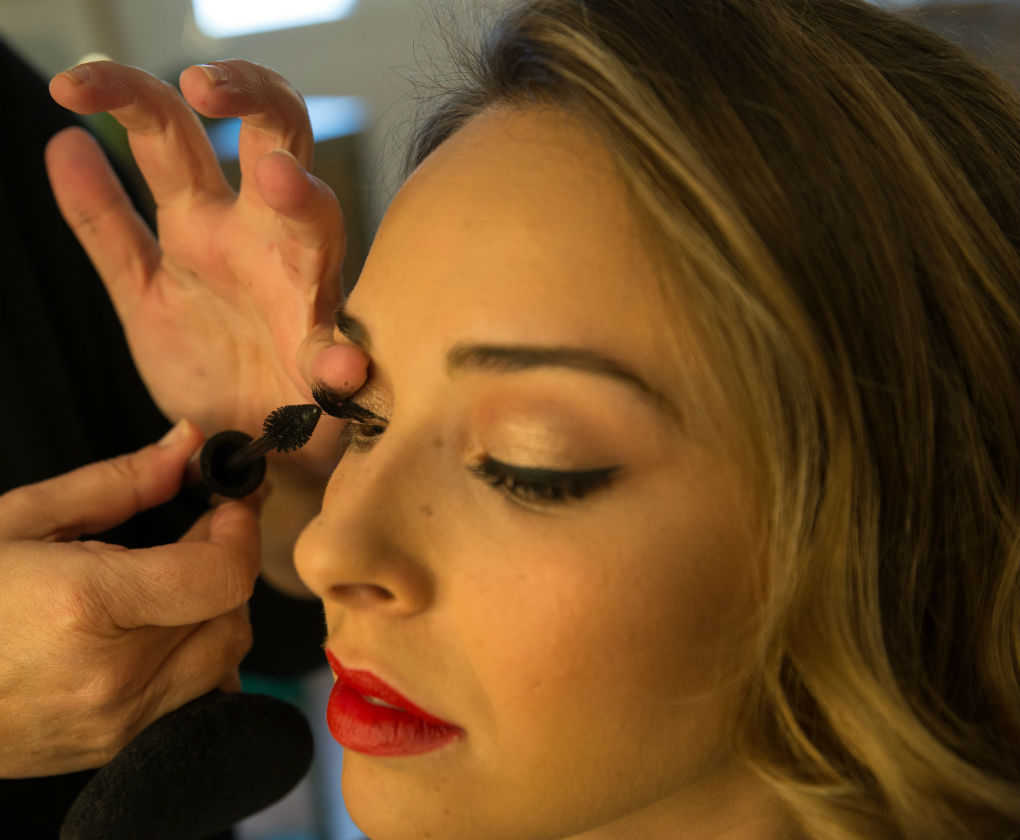 Paso a paso del maquillaje de día (natural clásico) para vestir de flamenca en la feria de Sevilla creado por Líbero (Quino Amador y Patricia Franco). Foto: Laura Álvarez