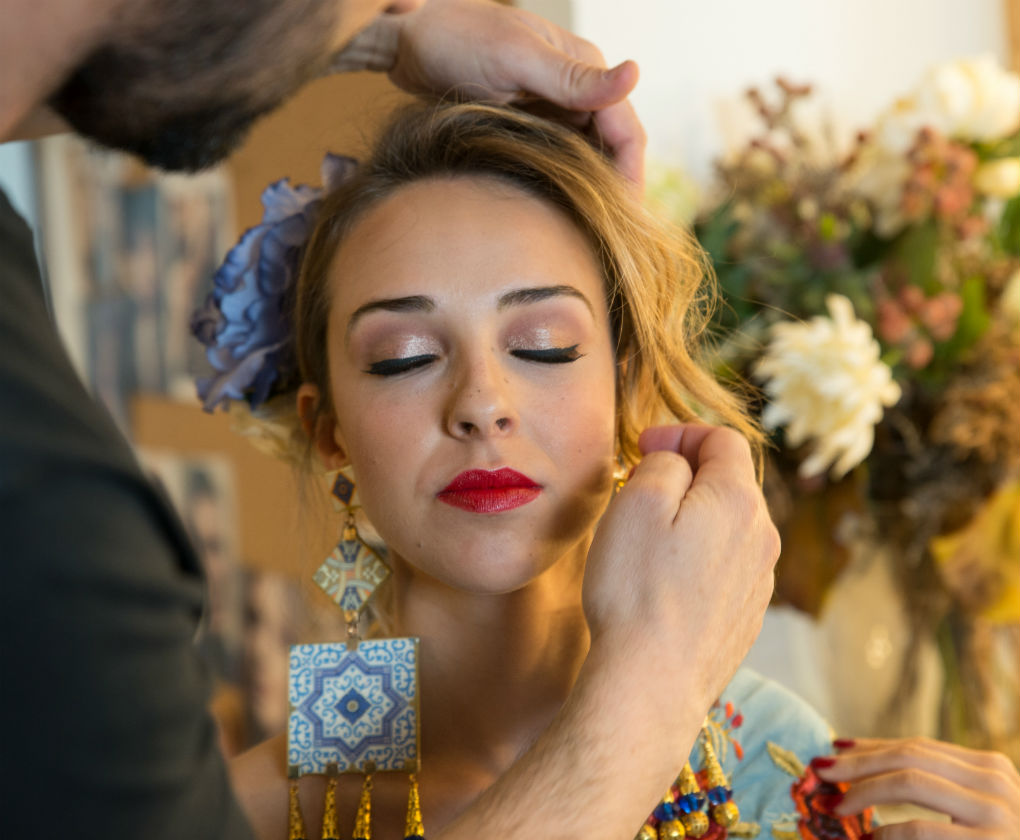 Paso a paso del maquillaje de día (natural clásico) para vestir de flamenca en la feria de Sevilla creado por Líbero (Quino Amador y Patricia Franco). Foto: Laura Álvarez
